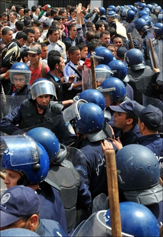 تسونامي الثورات العربية مستمر.. والمحطة الجديدة الجزائر!! تسونامي الثورات العربية مستمر.. والمحطة الجديدة الجزائر!!