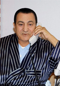 حسني مبارك توفي عام 2004 والرئيس المخلوع مجرد شبيه له!!