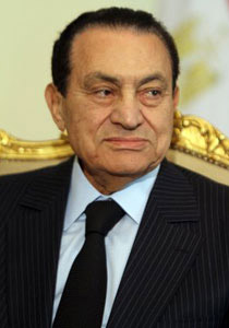 حسني مبارك توفي عام 2004 والرئيس المخلوع مجرد شبيه له!!