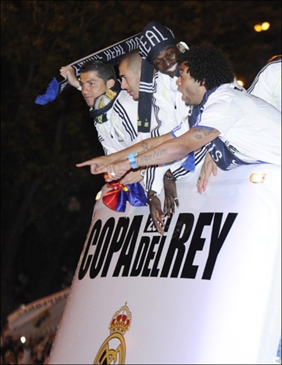 كأس بطولة اسبانيا يسقط من يدي راموس تحت عجلات الحافلة!