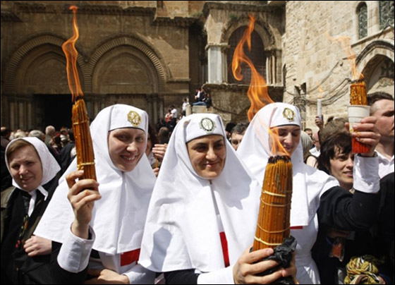 القدس تحتفل بالفصح وكنيسة القيامة تتحول إلى شعلة نور 