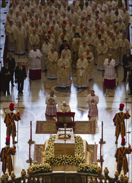 بالصور.. الآلاف يحتفلون بتطويب جثمان البابا يوحنا بولس الثاني