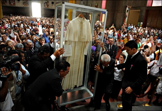 بالصور.. الآلاف يحتفلون بتطويب جثمان البابا يوحنا بولس الثاني