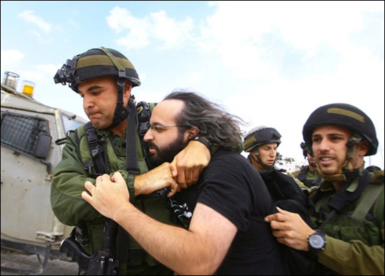 جنود الجيش الاسرائيلي يكسرون الصمت ويتحدثون عن وحشيتهم جنود الجيش الاسرائيلي يكسرون الصمت ويتحدثون عن وحشيتهم