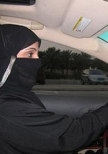 الشيخ البرااك: النساء اللواتي يقدن 
السيارات.. هن مفاتيح شر! 