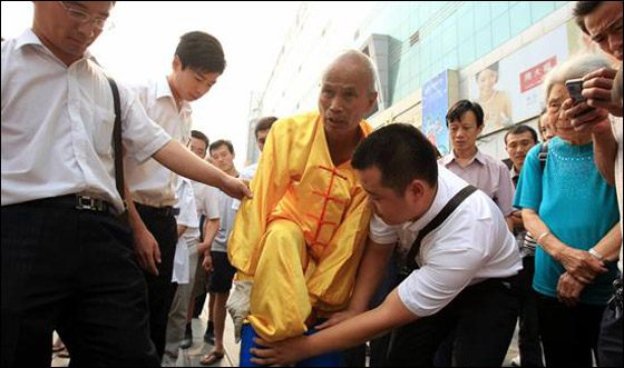 بالصور.. "هرقل" الصيني يجر سيارتين بإصبعين فقط!!