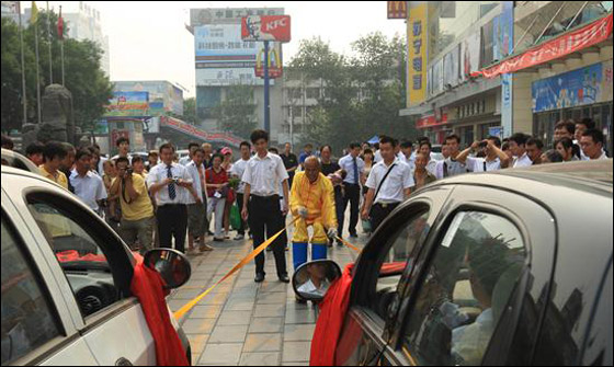 بالصور.. "هرقل" الصيني يجر سيارتين بإصبعين فقط!!