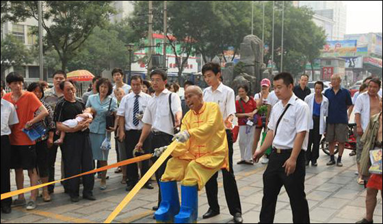 بالصور.. "هرقل" الصيني يجر سيارتين بإصبعين فقط!!