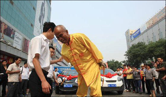 بالصور.. "هرقل" الصيني يجر سيارتين بإصبعين فقط!!