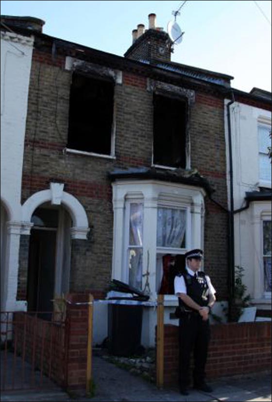 بريطانية خاطرت بحياتها لتنقذ طفل عربي غريب من منزله المحترق!