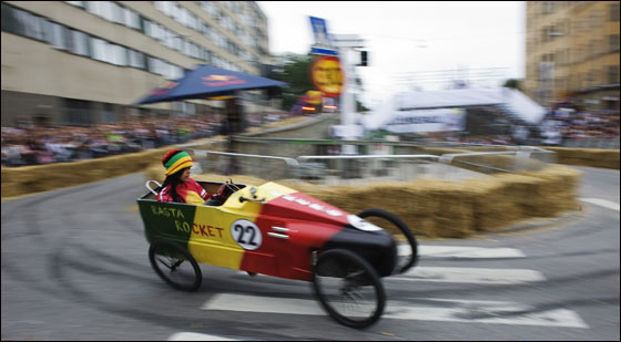 غرب الصور واجملها لسباق ريد بول السنوي في السويد!! 