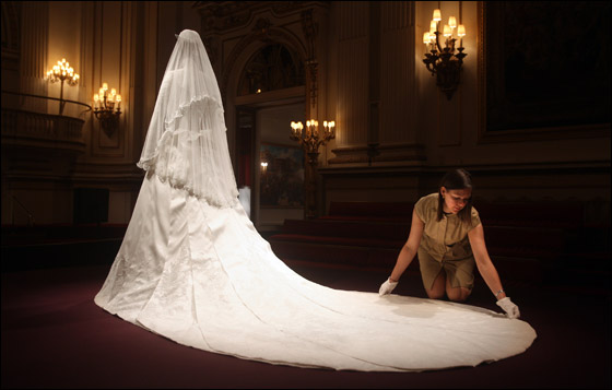 بالصور.. فستان زفاف كيت ميدلتون معروض في قصر باكينجهام! 