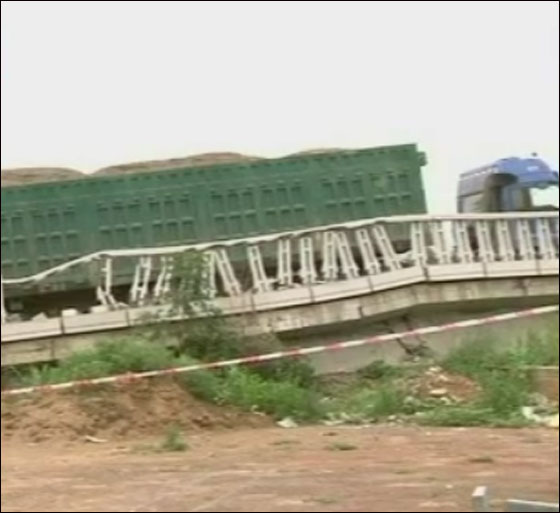 شاحنة تحمل 160 طنا من الرمال تتسبب في انهيار جسر بالصين! 