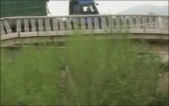 شاحنة تحمل 160 طنا من الرمال تتسبب في انهيار جسر بالصين! 