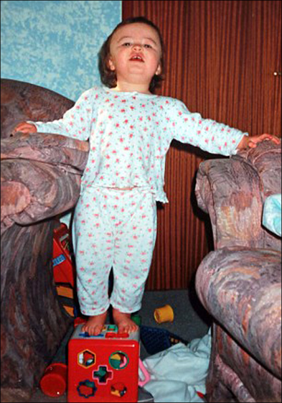 اطول فتاة في بريطانيا تواجه صعوبات في اقتناء الاحذية!!