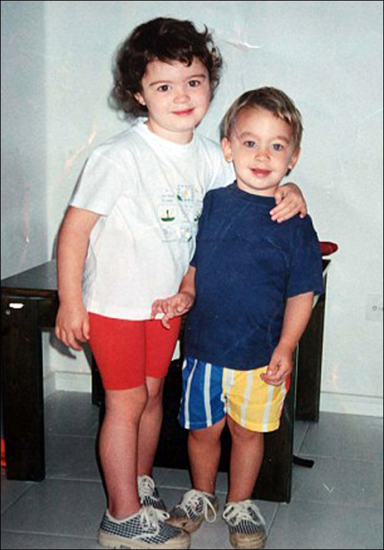 اطول فتاة في بريطانيا تواجه صعوبات في اقتناء الاحذية!!