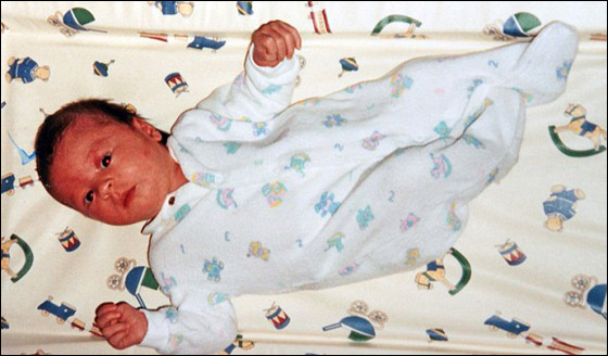 اطول فتاة في بريطانيا تواجه صعوبات في اقتناء الاحذية!!