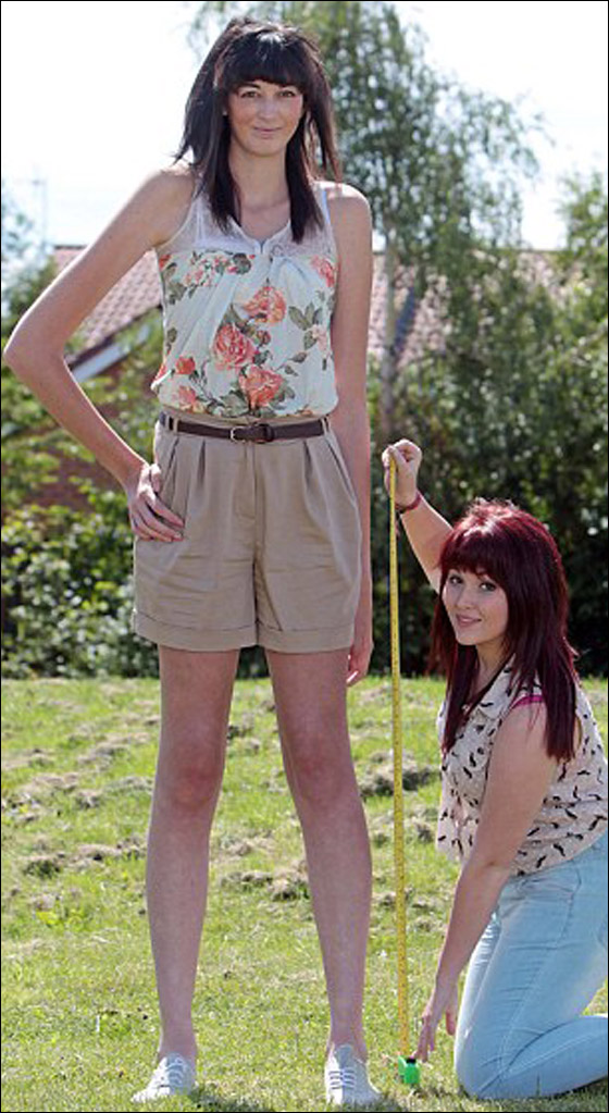 اطول فتاة في بريطانيا تواجه صعوبات في اقتناء الاحذية!!