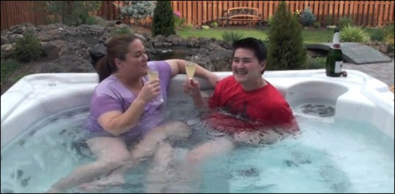 اول رجل حامل في العالم يظهر عضلاته بعد انجاب 3 اطفال!!