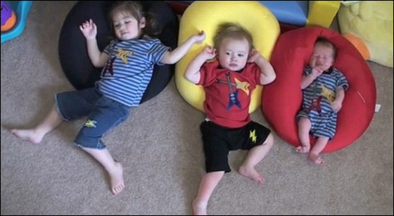 اول رجل حامل في العالم يظهر عضلاته بعد انجاب 3 اطفال!!