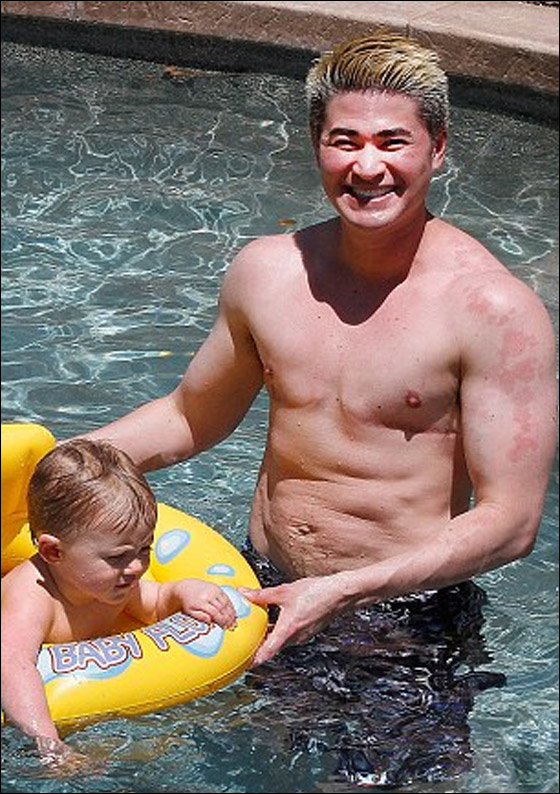 اول رجل حامل في العالم يظهر عضلاته بعد انجاب 3 اطفال!!