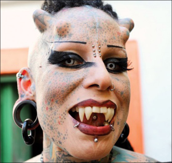 مكسيكية تتحول الى مصاصة دماء لتكون "زوجة الشيطان"!!