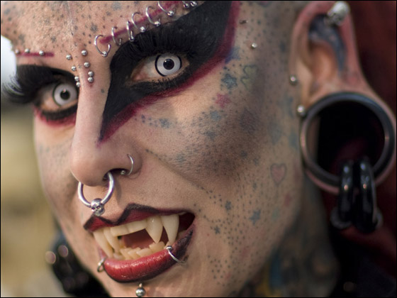 مكسيكية تتحول الى مصاصة دماء لتكون "زوجة الشيطان"!!