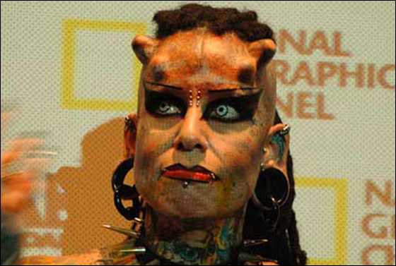 مكسيكية تتحول الى مصاصة دماء لتكون "زوجة الشيطان"!!