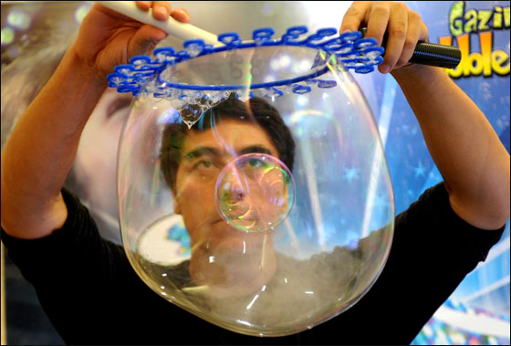 بالفيديو والصور: عرض فقاعات الصابون يحطم الارقام القياسية 