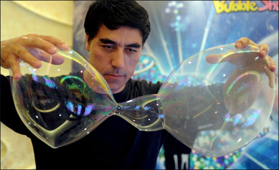 بالفيديو والصور: عرض فقاعات الصابون يحطم الارقام القياسية 