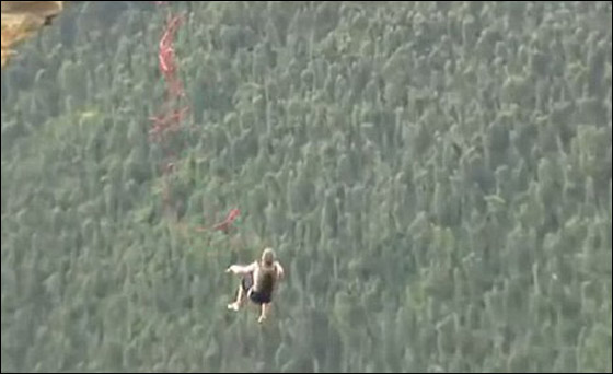 مغامر متهور كاد ان يخسر حياته بعد ان تعثّرت المظلة اثناء القفز!!