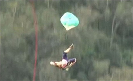 مغامر متهور كاد ان يخسر حياته بعد ان تعثّرت المظلة اثناء القفز!!