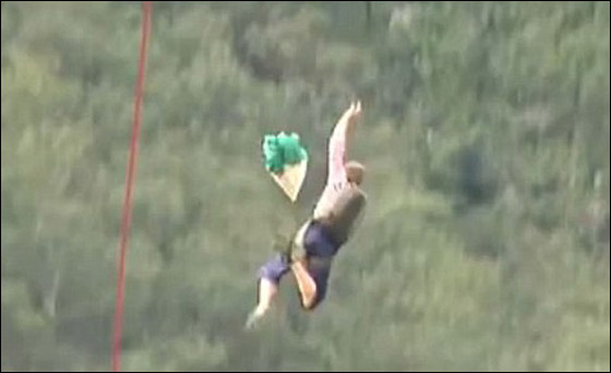 مغامر متهور كاد ان يخسر حياته بعد ان تعثّرت المظلة اثناء القفز!!