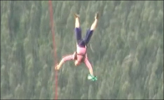 مغامر متهور كاد ان يخسر حياته بعد ان تعثّرت المظلة اثناء القفز!!