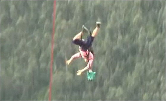 مغامر متهور كاد ان يخسر حياته بعد ان تعثّرت المظلة اثناء القفز!!