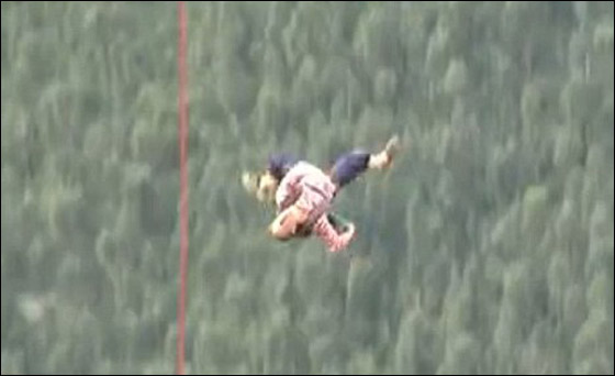 مغامر متهور كاد ان يخسر حياته بعد ان تعثّرت المظلة اثناء القفز!!