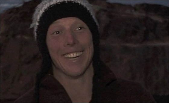 مغامر متهور كاد ان يخسر حياته بعد ان تعثّرت المظلة اثناء القفز!!