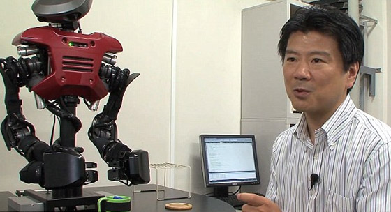 روبوت يسكب الماء بالكوب يفكّر قليلا ثم يضع مكعب الثلج!