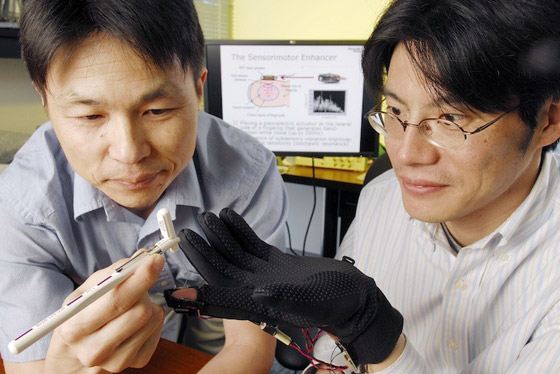 جديد.. قفازات لتحسين حاسة اللمس!