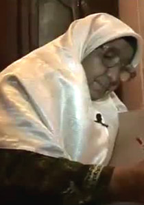 مسنة جزائرية تتعلم القراءة والكتابة وتخط بيديها 5 مصاحف!! مسنة جزائرية تتعلم القراءة والكتابة وتخط بيديها 5 مصاحف!!