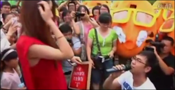 بالفيديو: صيني يجمع 48 جزرة ليعرض الزواج على حبيبته! 