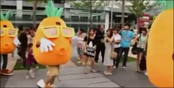 بالفيديو: صيني يجمع 48 جزرة ليعرض الزواج على حبيبته! 