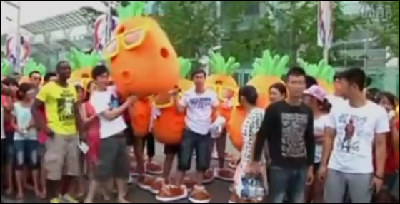 بالفيديو: صيني يجمع 48 جزرة ليعرض الزواج على حبيبته! 