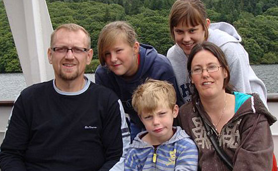 بعد ان لقّبوه بوحش البحيرة.. تحداهم وخسر نصف وزنه