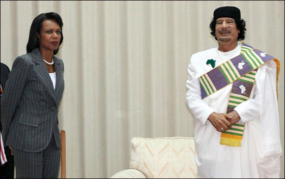 ماذا تفعل الوزيرة كونداليزا رايس في قصر معمر القذافي؟! ماذا تفعل الوزيرة كونداليزا رايس في قصر معمر القذافي؟!