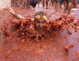 بالصور.. 45 الف شخص يشاركون في "حرب الطماطم" في اسبانيا!