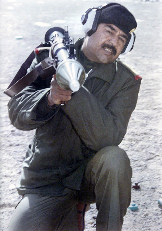 شاهدوا.. ألبوم صور الماضي للرئيس العراقي الراحل صدام حسين