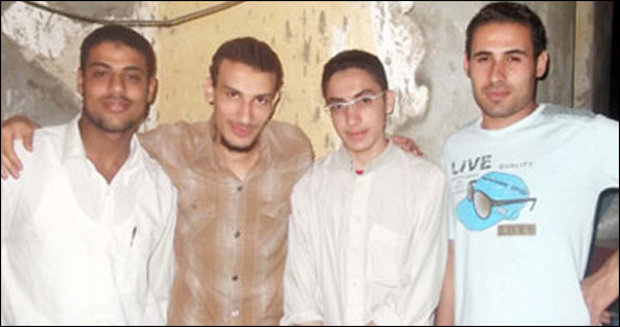 بالصور.. 3 شقيقات مكتملات الانوثة يتحولن الى رجال!!