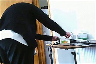 مقعدة تلتقط صورا لمقدمي العناية لها وهم يسرقون نقودها