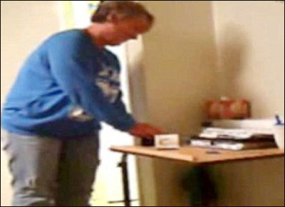 مقعدة تلتقط صورا لمقدمي العناية لها وهم يسرقون نقودها